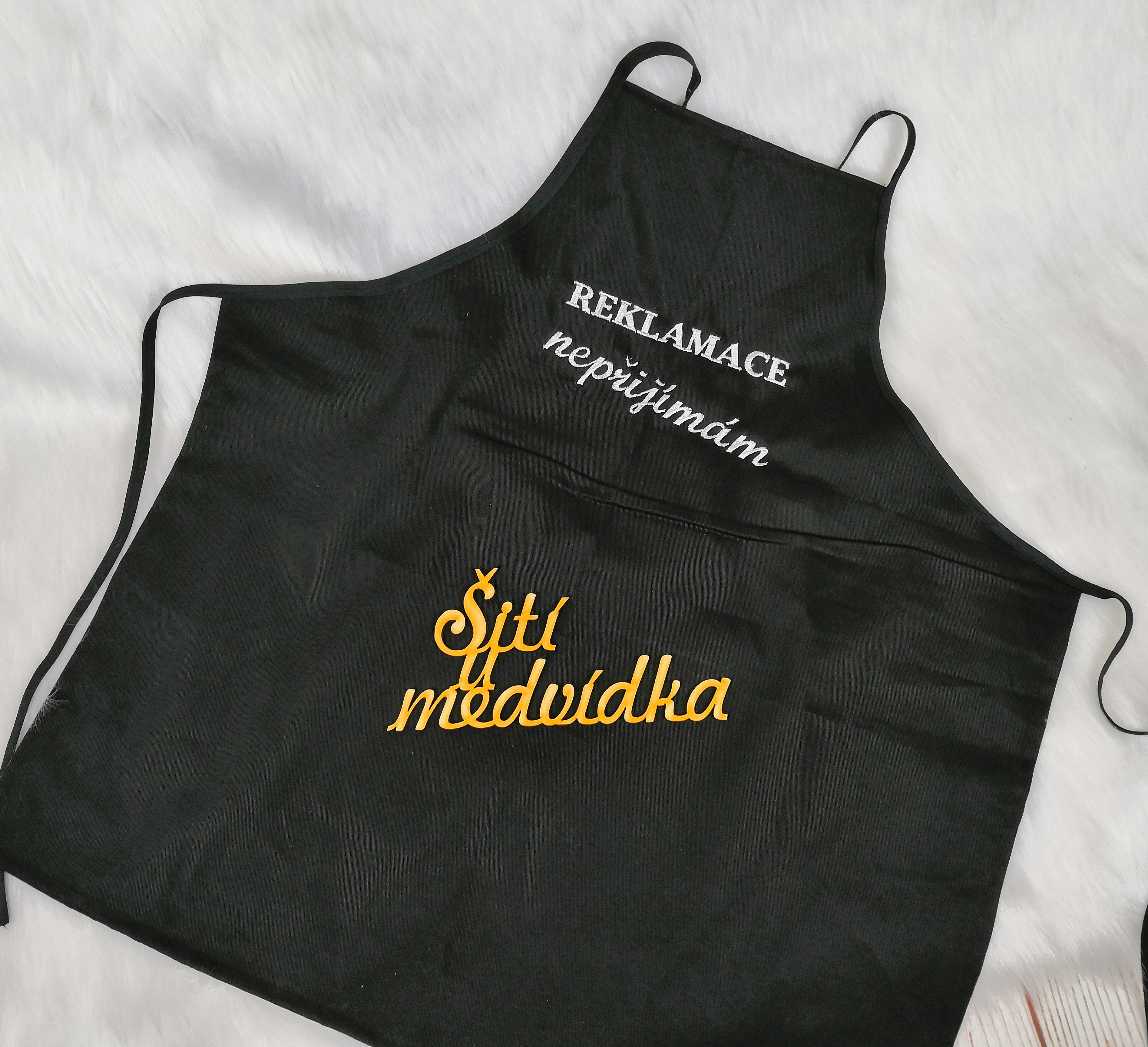 Kuchyňské zástěry se jménem