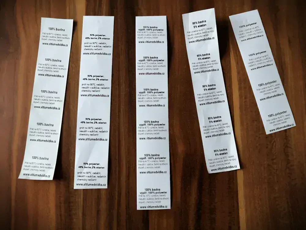 Textilní saténové etikety s Vaším logem 30x40 mm - písemný popis